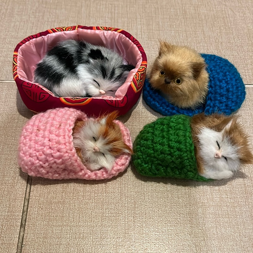 Bundle of 3 Kitties in a shoe figure and one in a bed